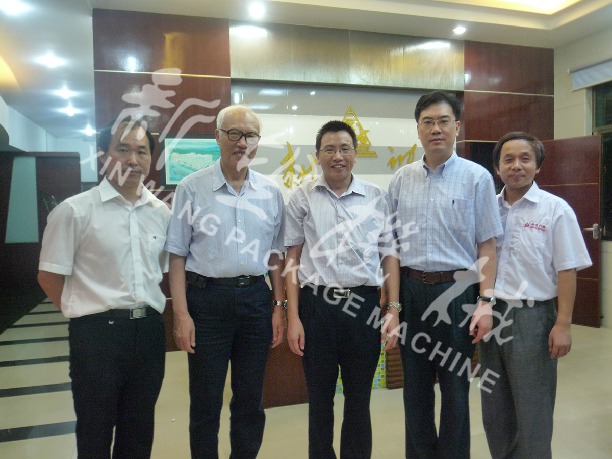 中國(guó)工程院院士段正澄、中國(guó)工程院院士、華中科技大學(xué)黨委書(shū)記邵新宇、廣東省智能機(jī)器人研究院院長(zhǎng)張國(guó)軍一行蒞臨新望公司考察指導(dǎo)