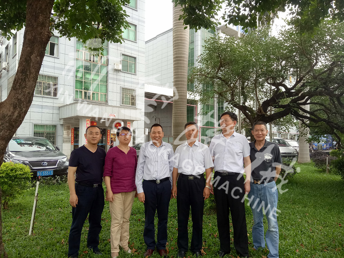 總裝備部劉思剛少將、新華社李建琦博士一行蒞臨新望公司考察指導(dǎo)