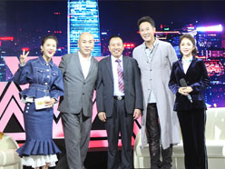 新望董事長(zhǎng)羅永輝與著名歌星劉尊老師、汪正正老師、郭津彤老師、主持人雅琪在北京電視臺(tái)錄制節(jié)目現(xiàn)場(chǎng)親切合影
